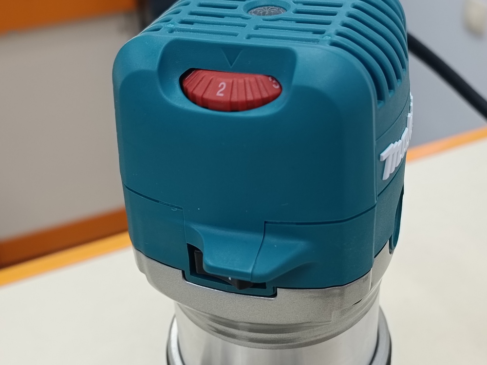 Фрезер Makita RT0702C