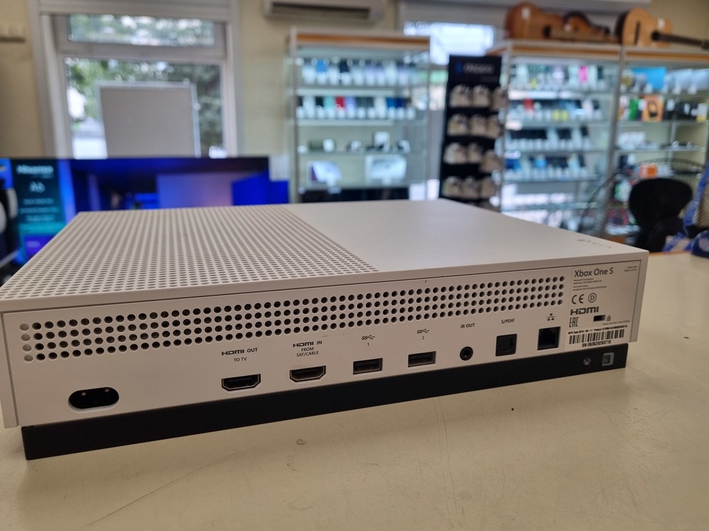 Игровая приставка Xbox One S 1TB Игровая приставка Xbox One S 1TB