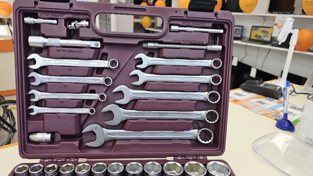 Набор инструментов Thorvik UTS0082