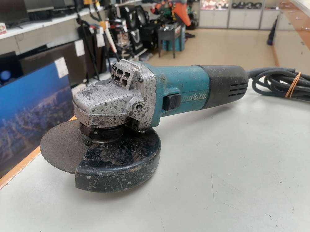 Угловая шлифмашина Makita 9558HN
