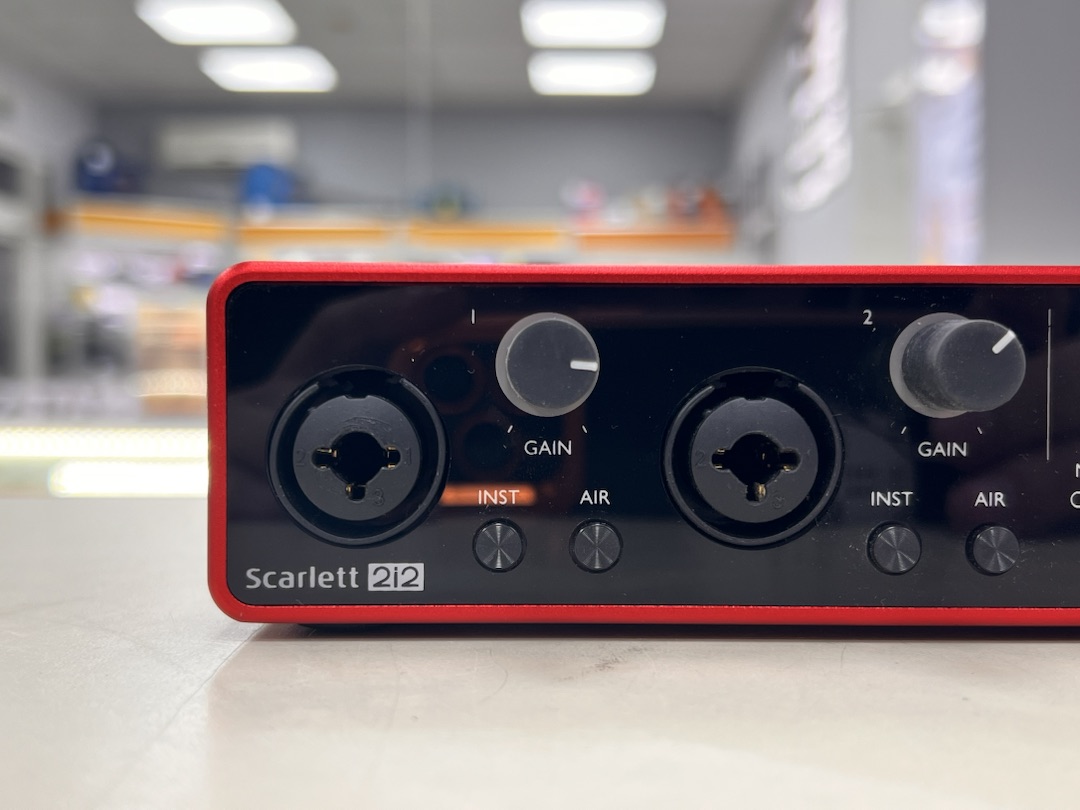 Внешняя звуковая карта Focusrite Scarlett 2i2