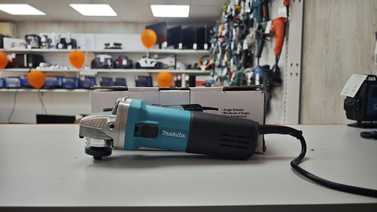 Угловая шлифмашина Makita 125