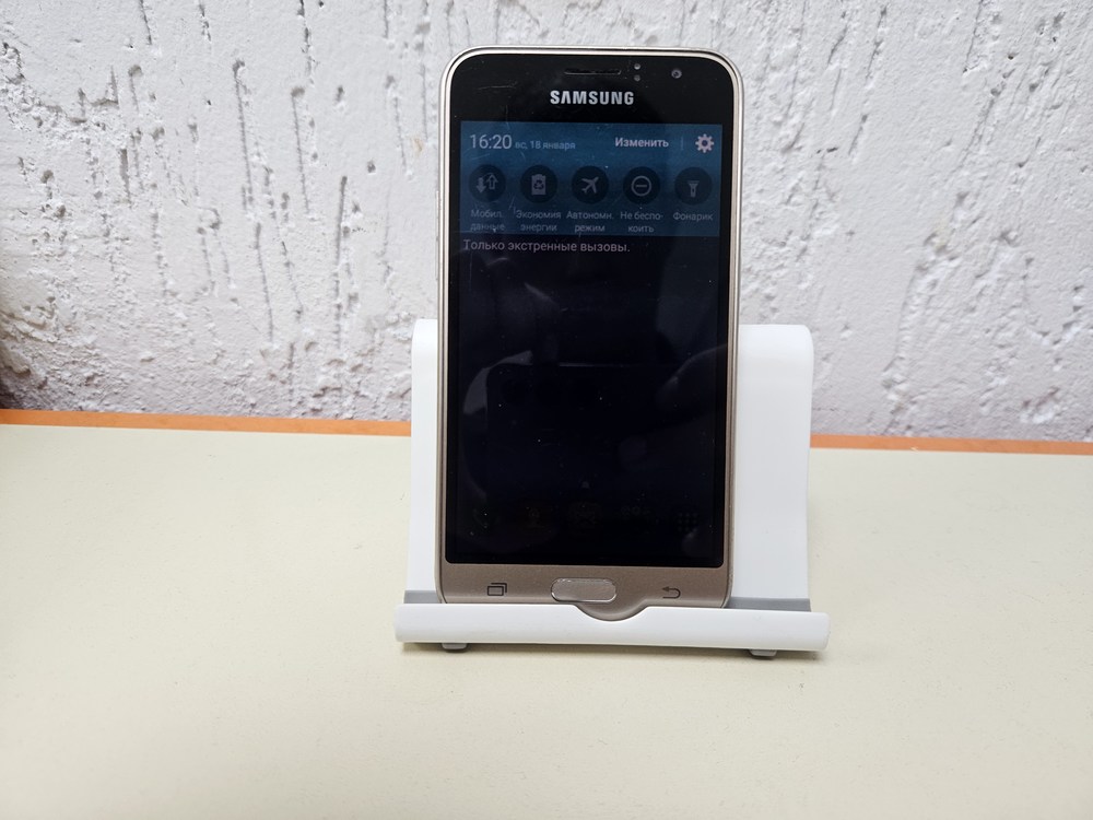 Смартфон Samsung Galaxy J1 2016 1/8