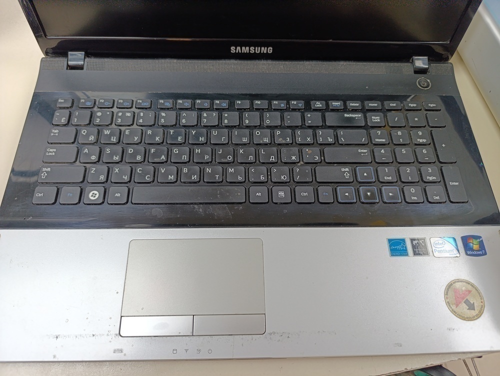 Ноутбук Samsung 300E; Pentium B950, HD Graphics, 4 Гб, 500 Гб