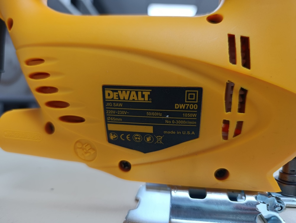 Лобзик Dewalt DW700