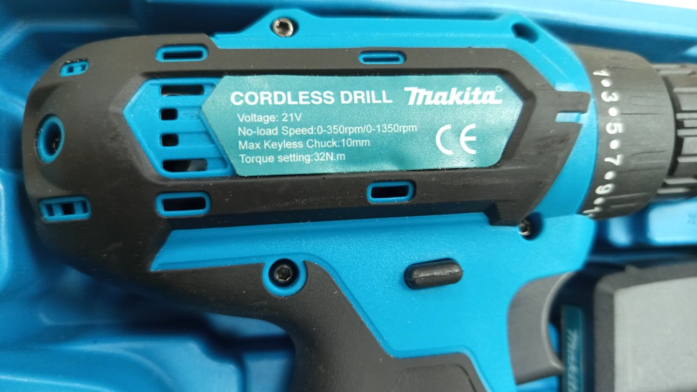 Шуруповерт Makita 6821