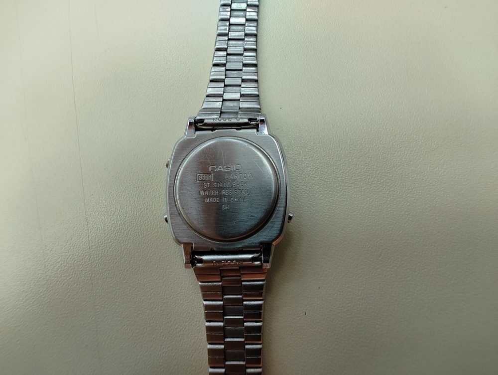 Часы наручные Casio LA-670W