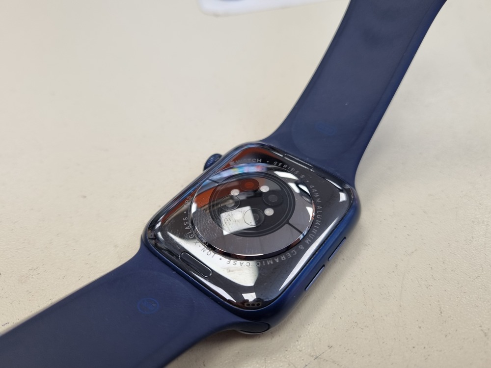 Смарт-часы Apple Watch Series 6 44 мм