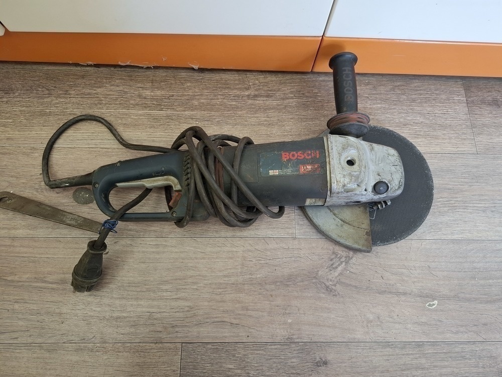 Угловая шлифмашина Bosch D-70745