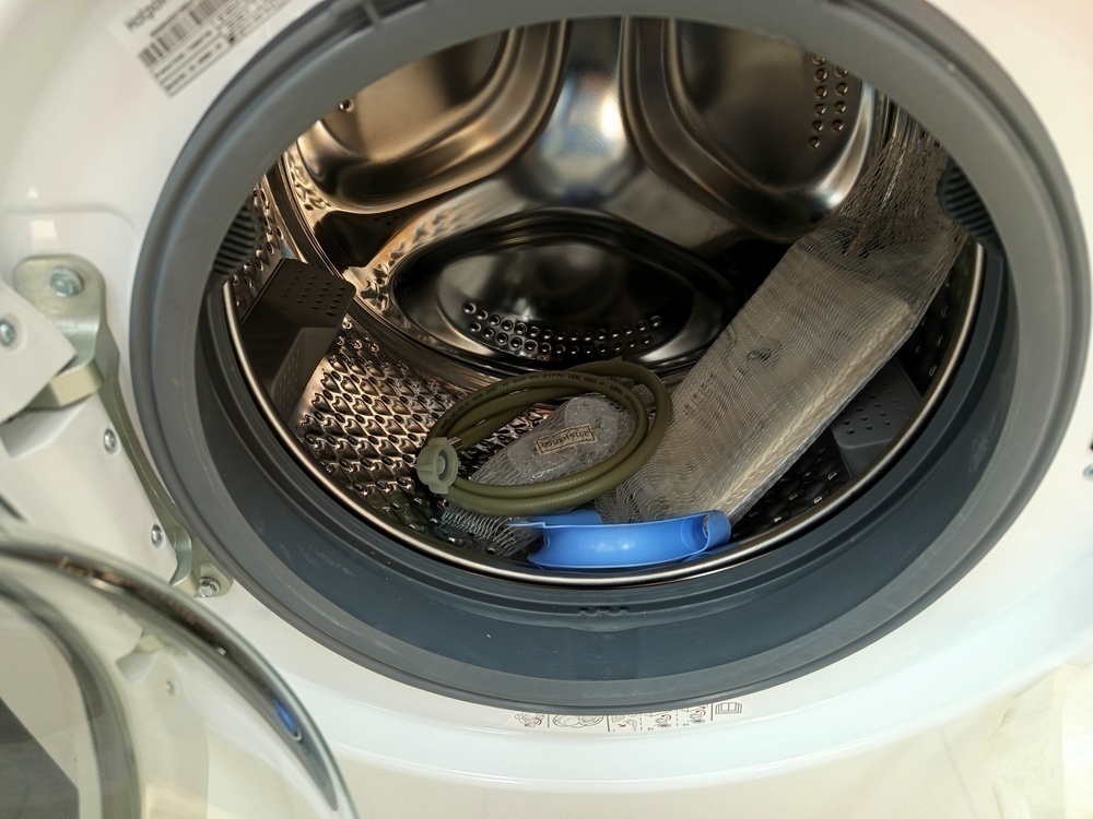 Встраиваемая стиральная машина Hotpoint BI WDHT 8548 V