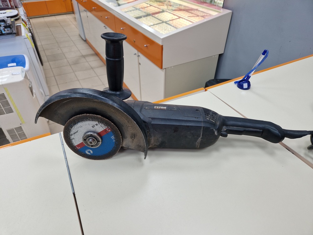 Угловая шлифмашина Ferm AGM1119Р