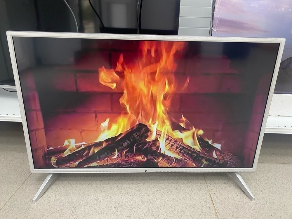 LED Телевизор HI VHIT-32F102SS