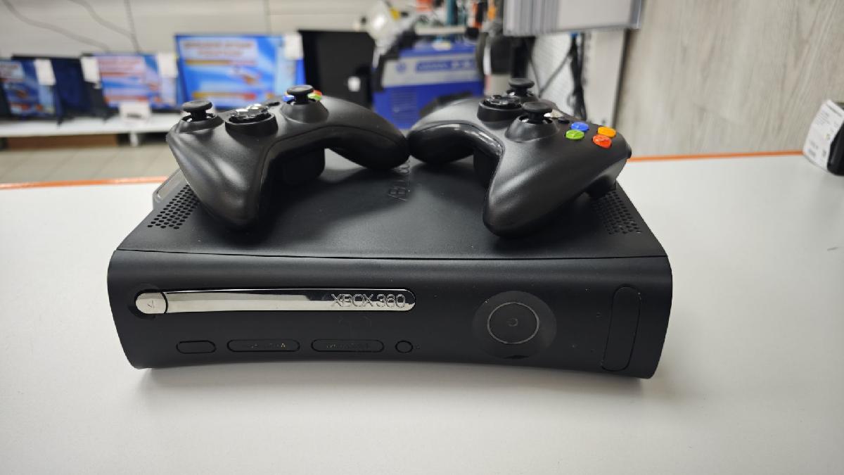Игровая приставка Xbox 360;