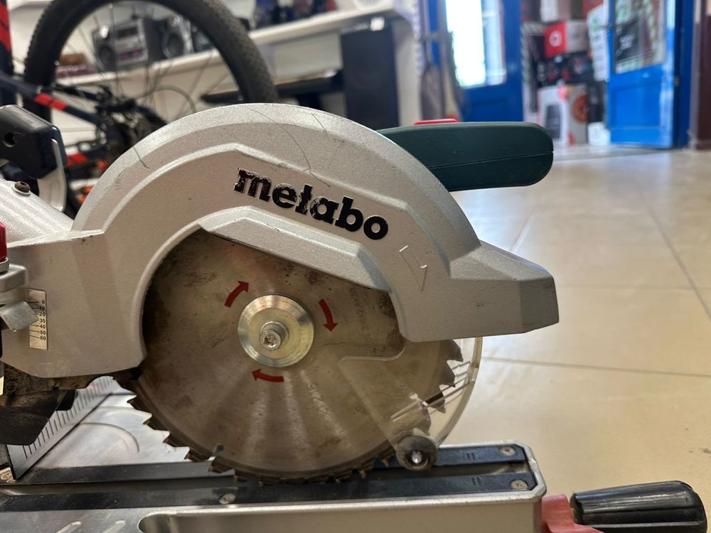 Торцовочная пила Metabo KGS 216M;