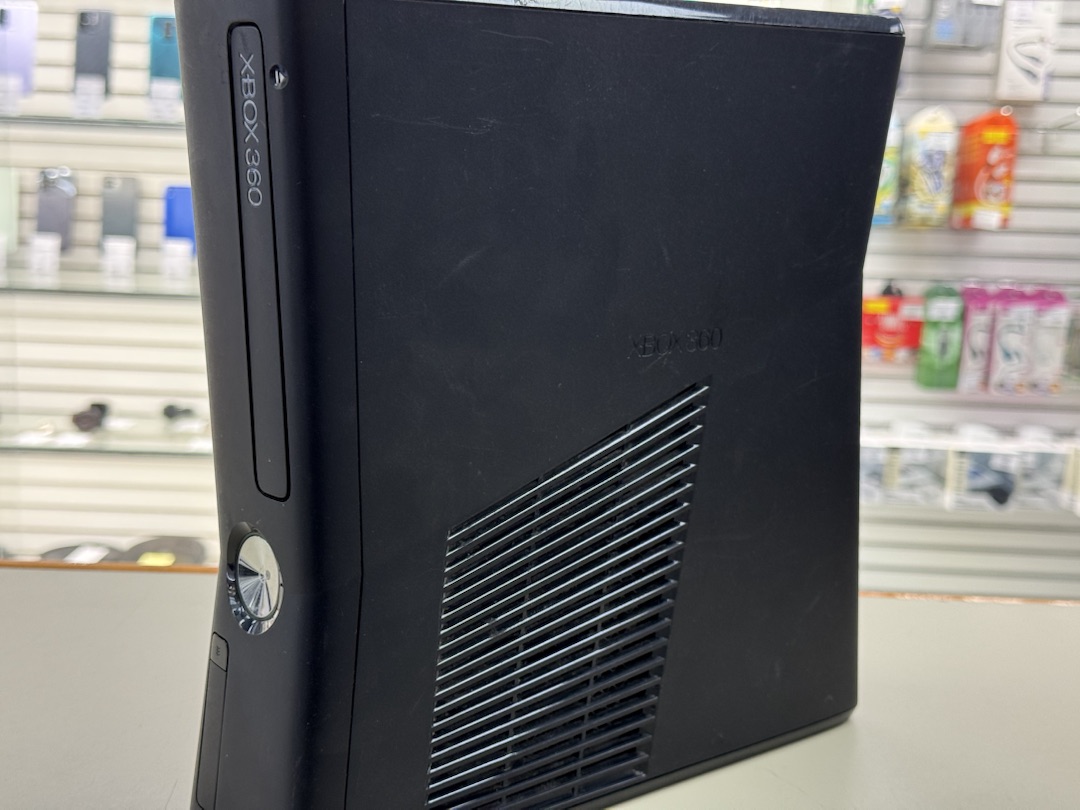 Игровая приставка Xbox 360;