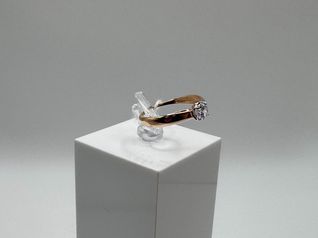 КОЛКМ585 КОЛЬЦО С КАМНЕМ (Au 585)