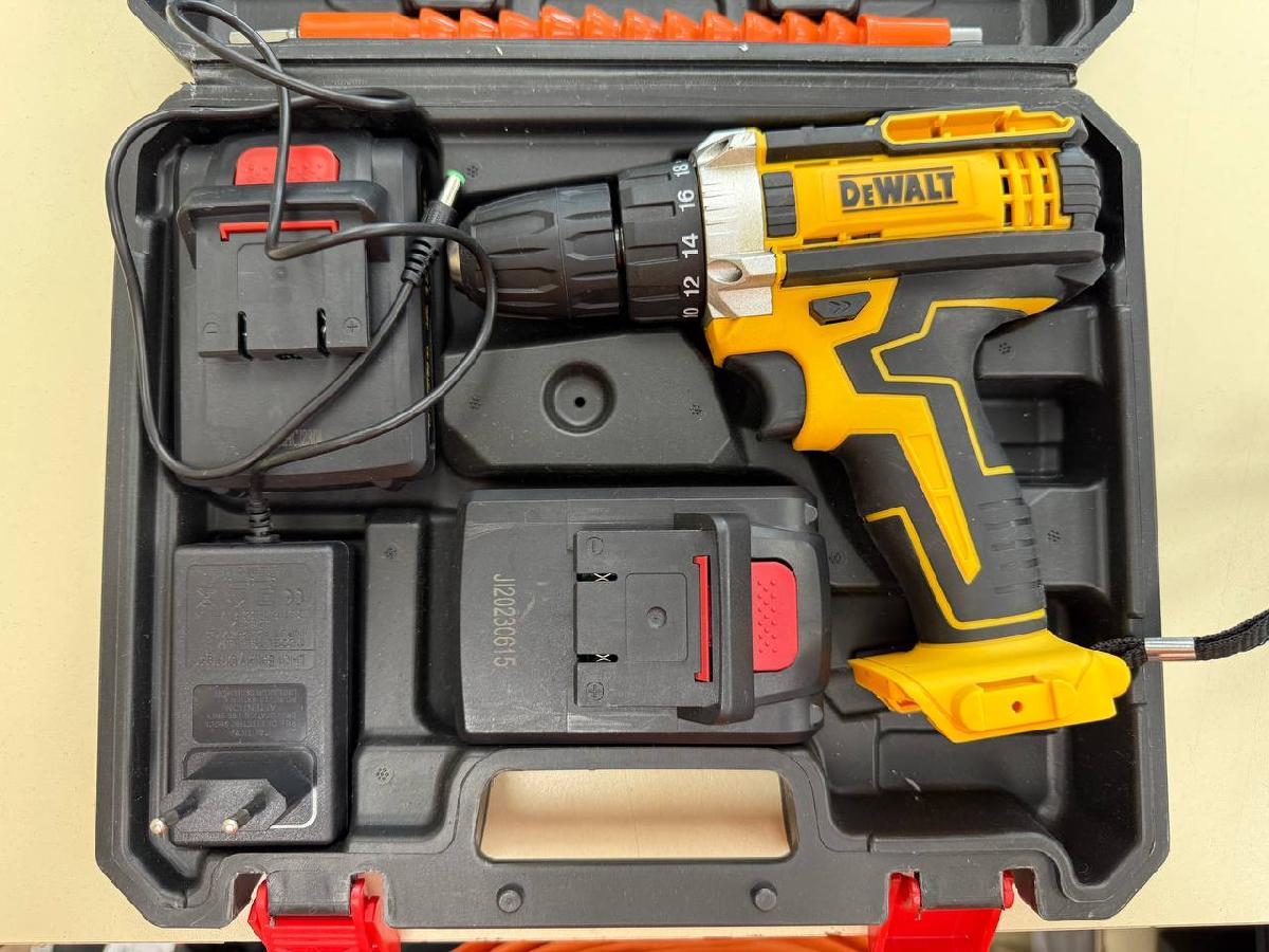 Шуруповерт Dewalt NoName