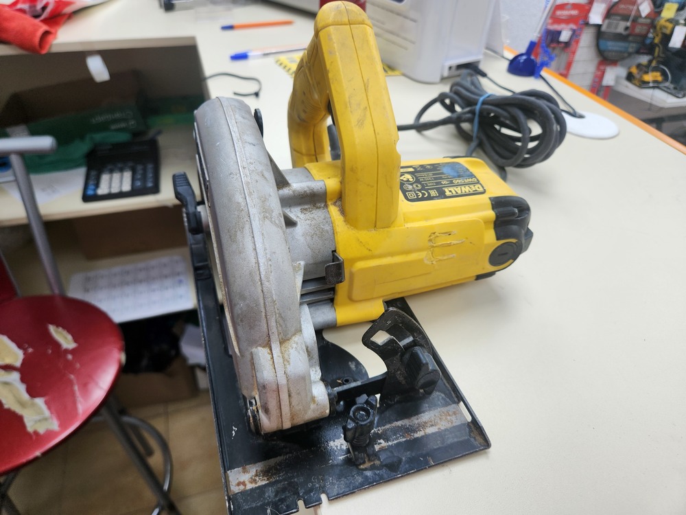 Дисковая пила Dewalt DWE 560