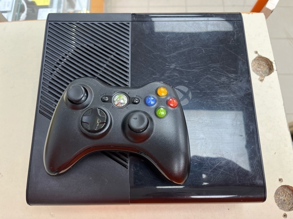 Игровая приставка Xbox 360;