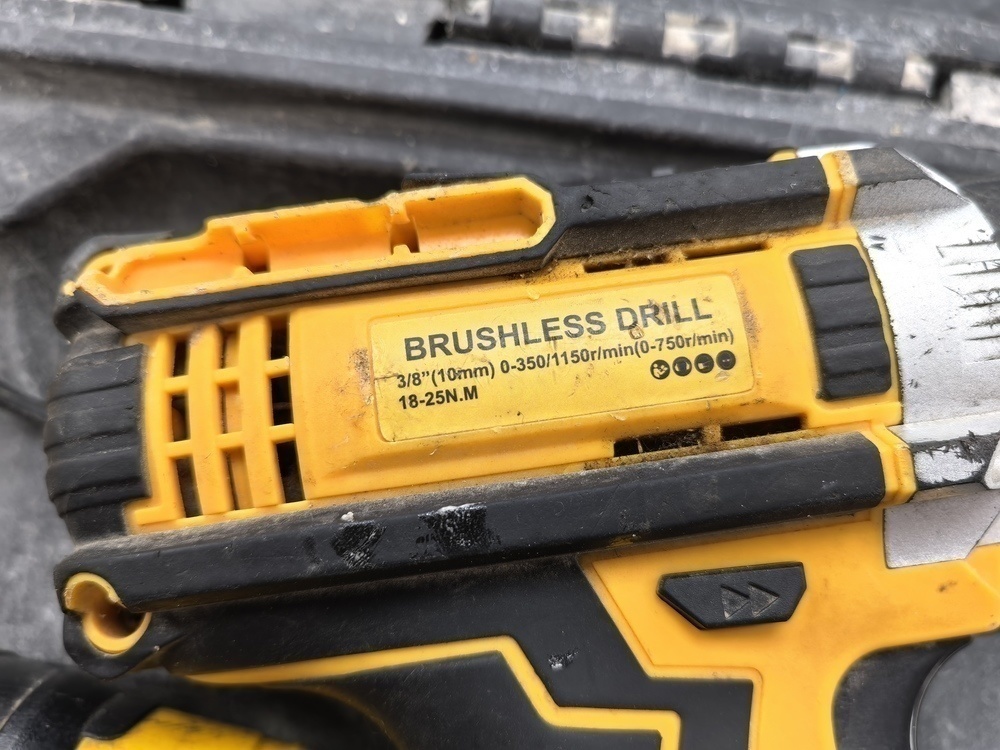 Шуруповерт Dewalt DCB112