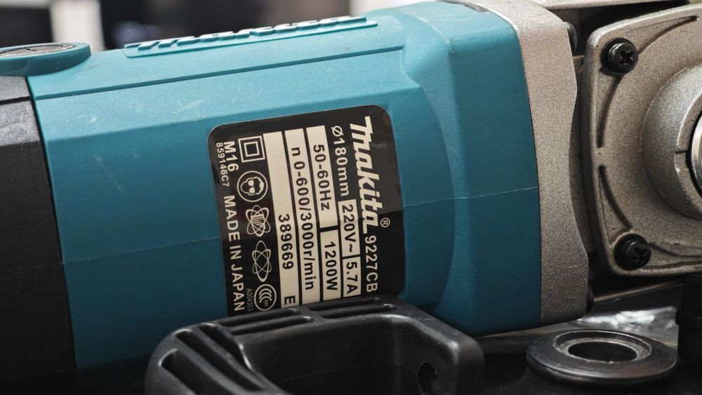 Полировальная машина Makita 9227CB