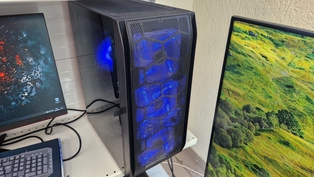 Системный блок Ginzzu; Ryzen 5 2600, GeForce RTX 3060, 16 Гб, 1 Tb, 240 Гб