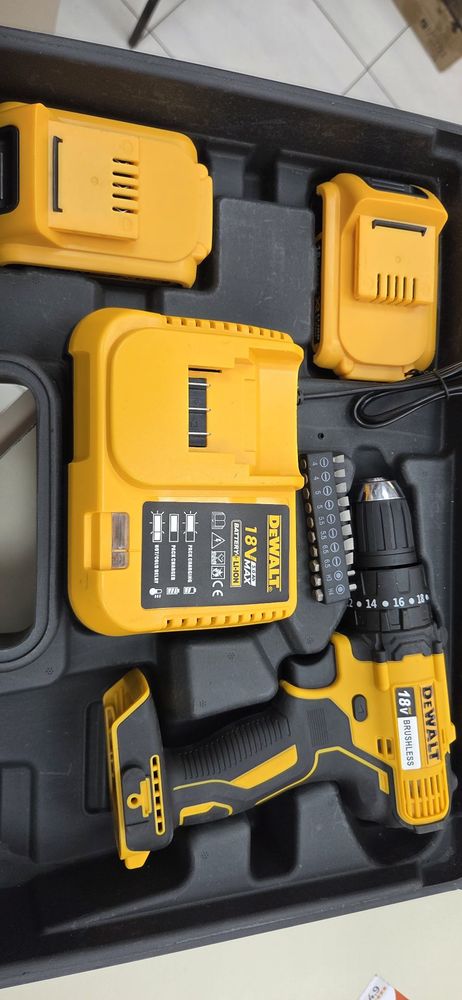 Шуруповерт Dewalt 18V XR;