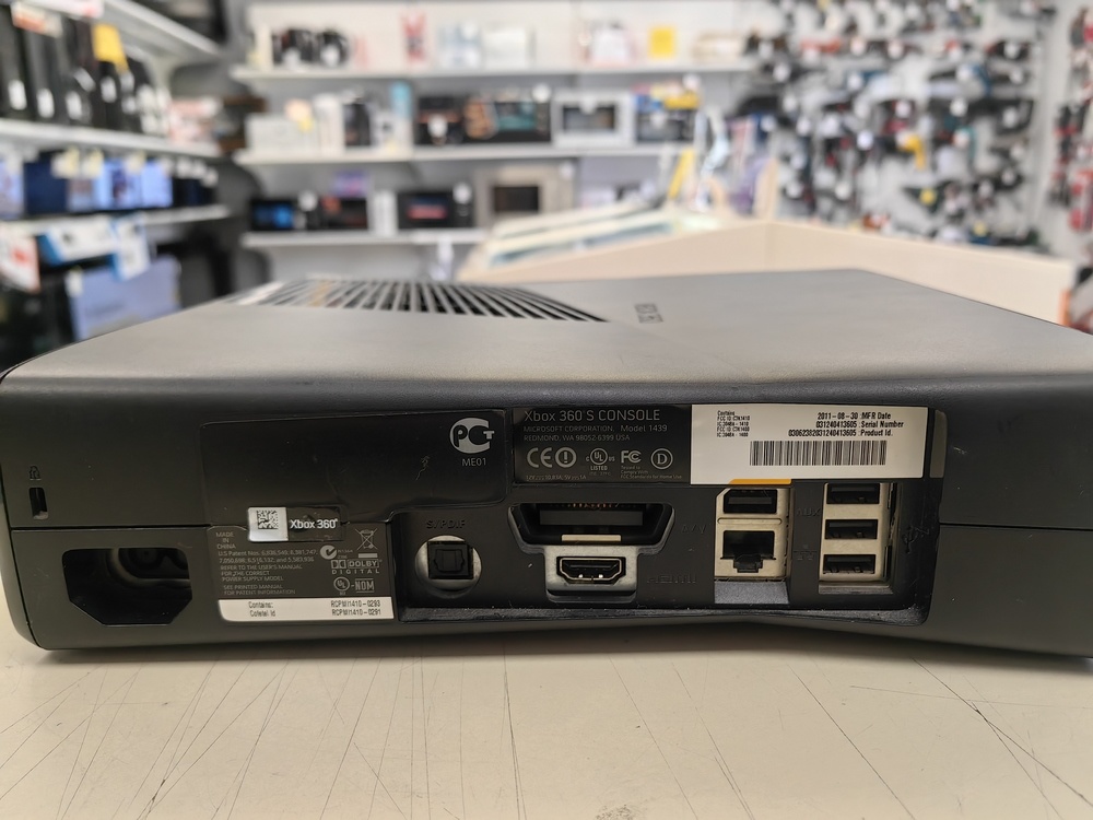 Игровая приставка Xbox 360;