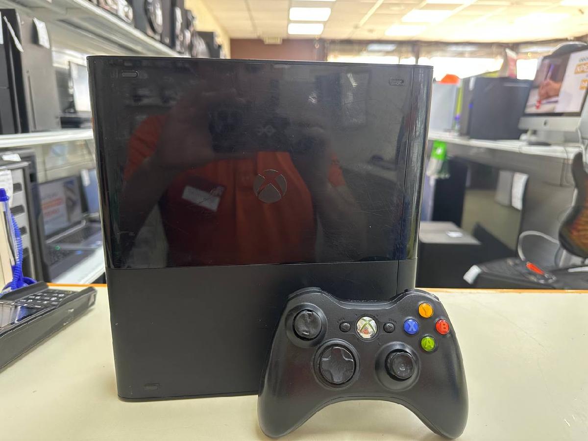 Игровая приставка Xbox 360;
