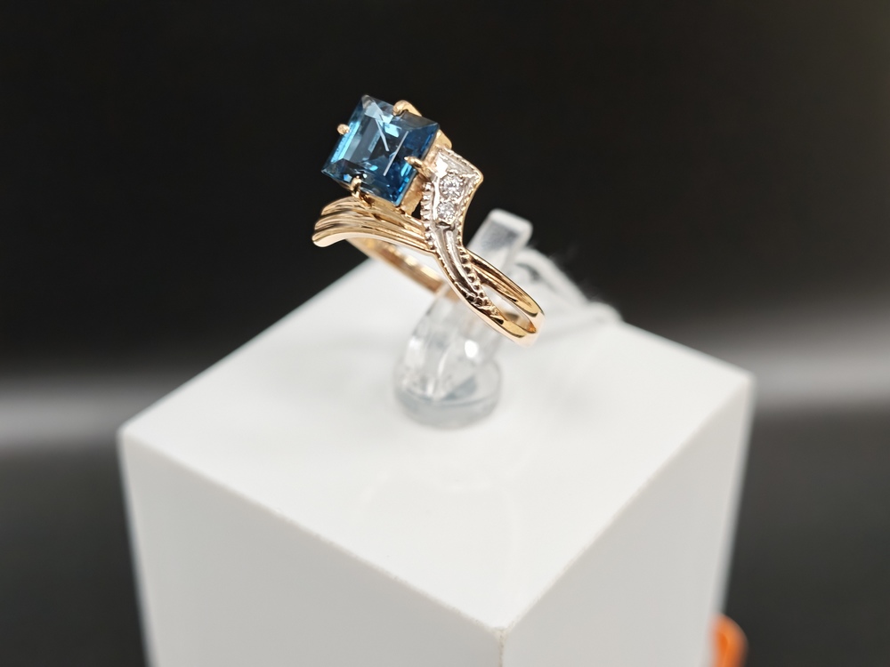 КОЛЬЦО С КАМНЯМИ (Au 585)