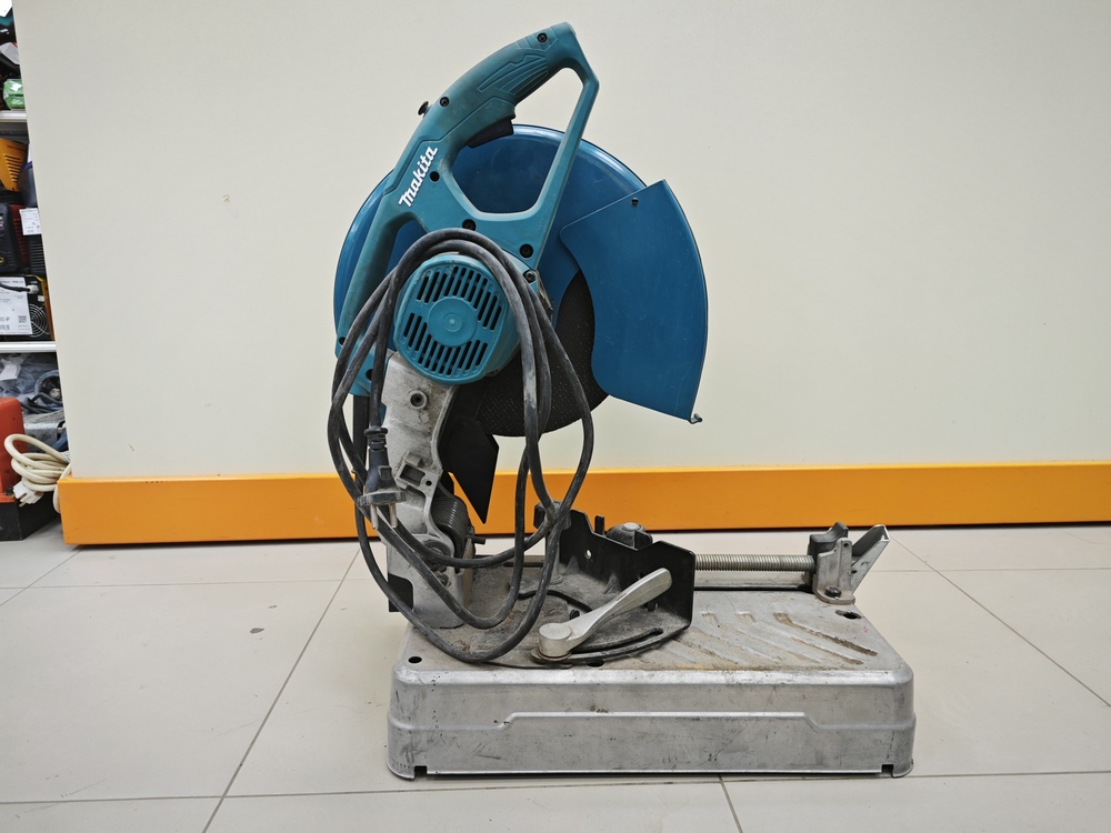Дисковая пила Makita LW1400