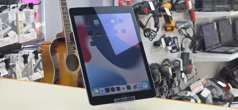 Планшет Apple iPad Air 2 32 ГБ A1567 (Wi-Fi + Cellular)