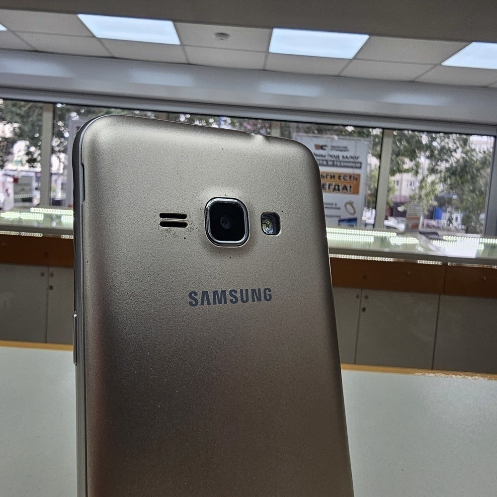 Смартфон Samsung Galaxy J1 2016 1/8