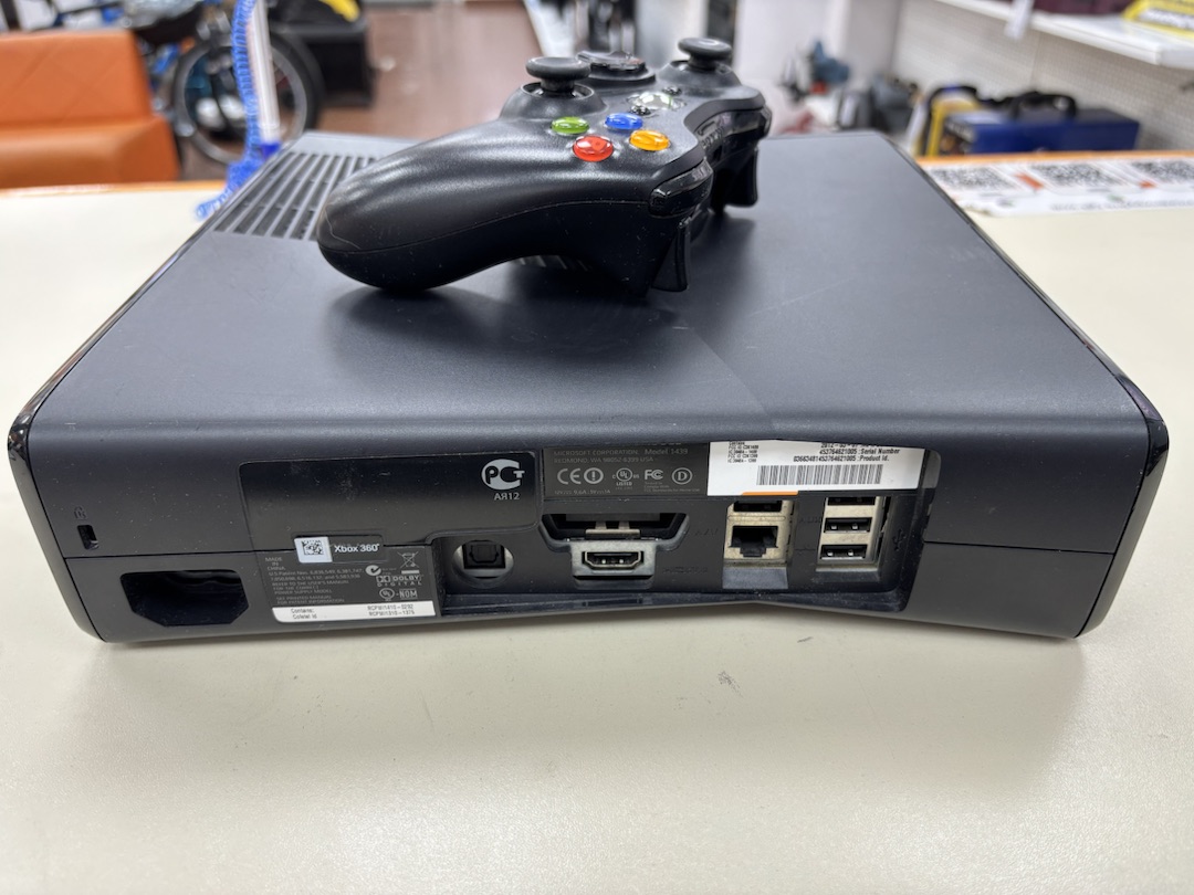 Игровая приставка Xbox 360;