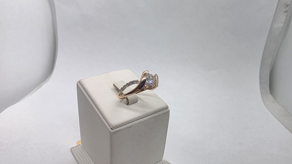 КОЛЬЦО С КАМНЯМИ (Au 585)