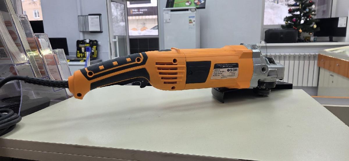 Угловая шлифмашина Вихрь 230/2300