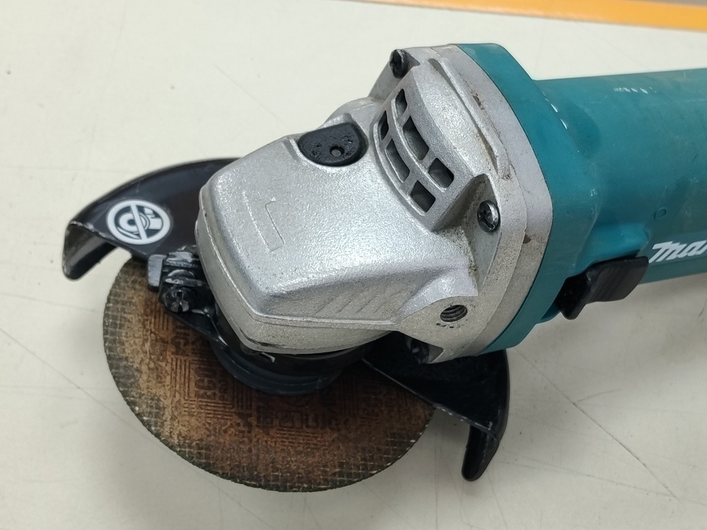 Угловая шлифмашина Makita 9558HNR