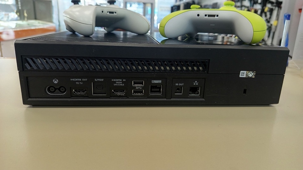 Игровая приставка Xbox One 500Gb Игровая приставка Xbox One 500Gb
