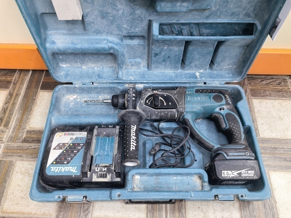 Перфоратор Makita DHR202;