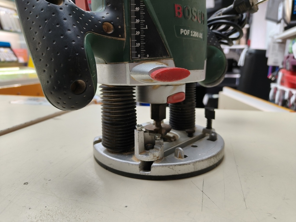 Фрезер Bosch POF 1200AE