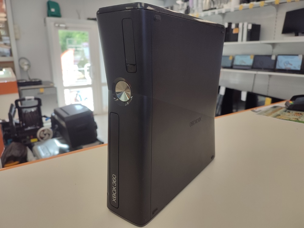 Игровая приставка Xbox 360;