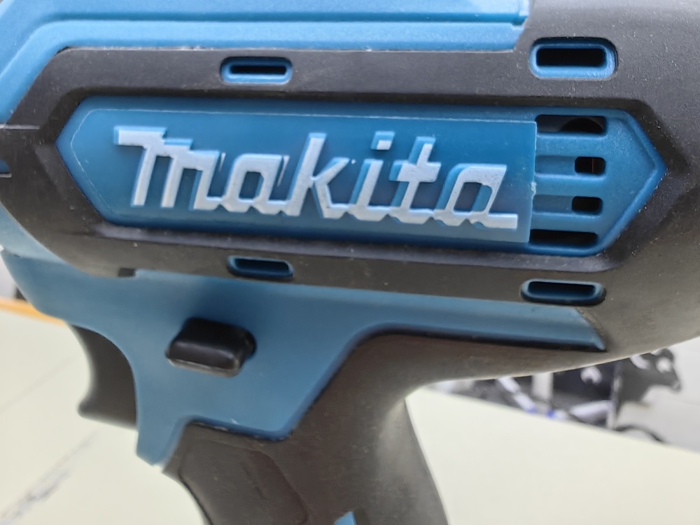 Шуруповерт Makita DF330DWE;