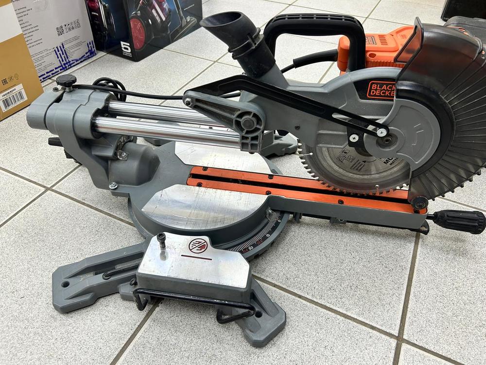 Торцовочная пила Black&Decker BES700