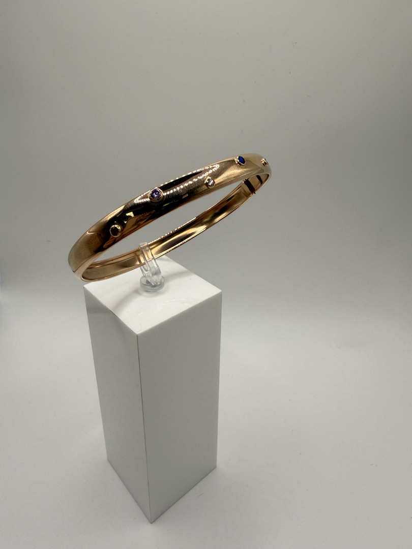 БЖКИ585 БРАСЛЕТ ЖЕСТКИЙ С КАМНЯМИ (Au 585)