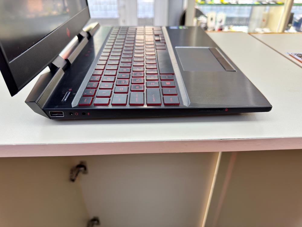 Ноутбук HP OMEN 15-ce010ur; Core i7-7700HQ, GeForce GTX 1050 Ti, 8 Гб, 1 Tb