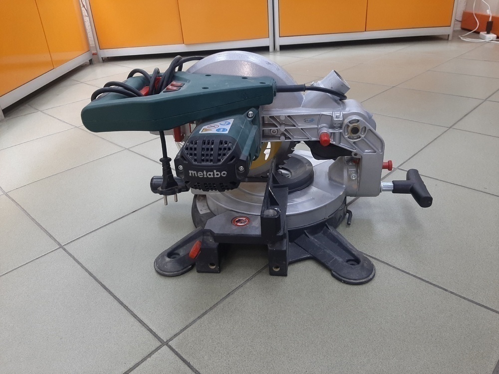 Торцовочная пила Metabo KS-216