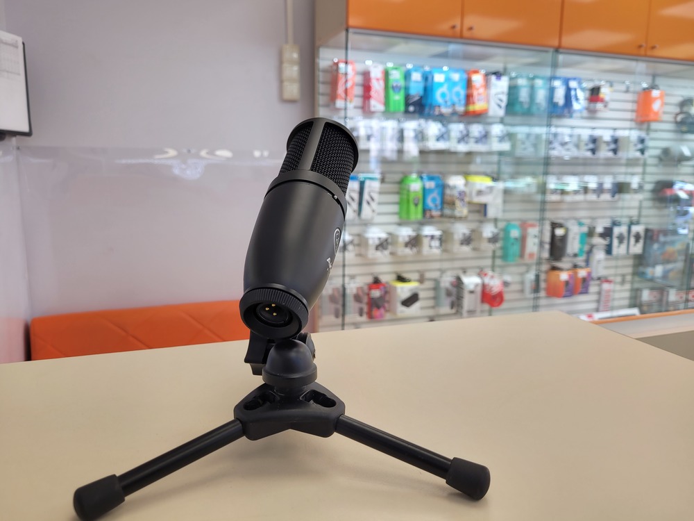 Микрофон AKG P120;