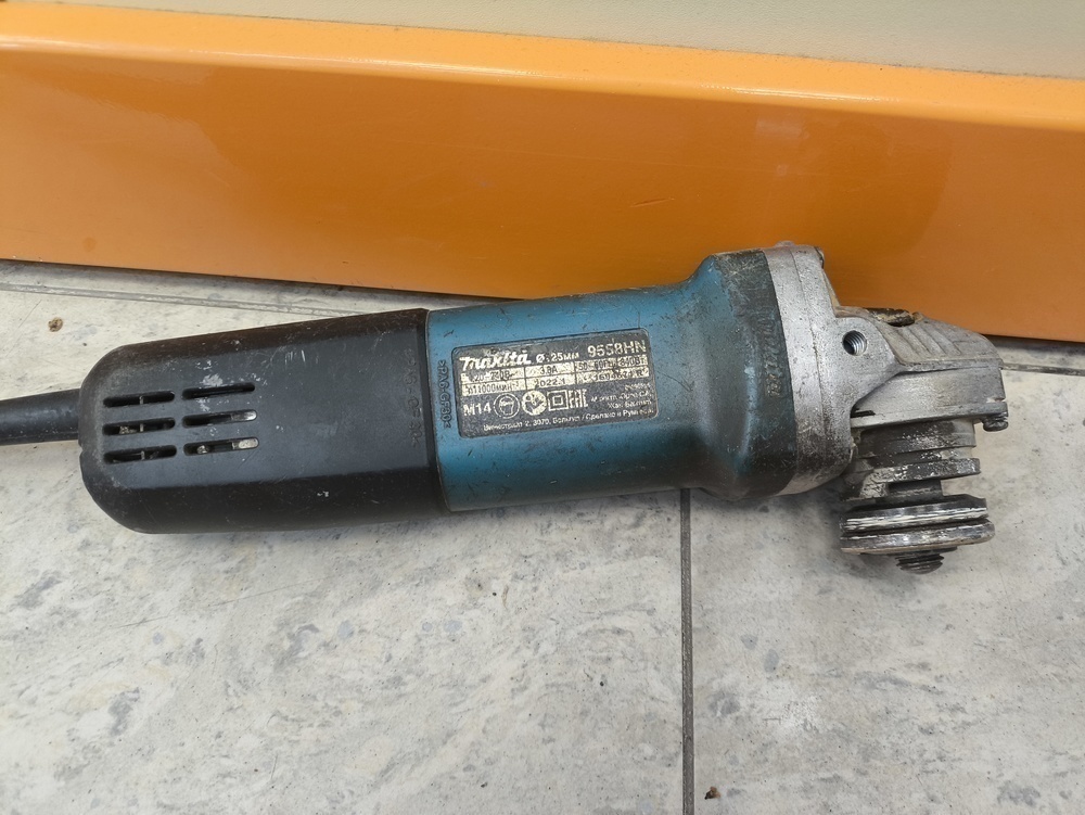 Угловая шлифмашина Makita 9558HN