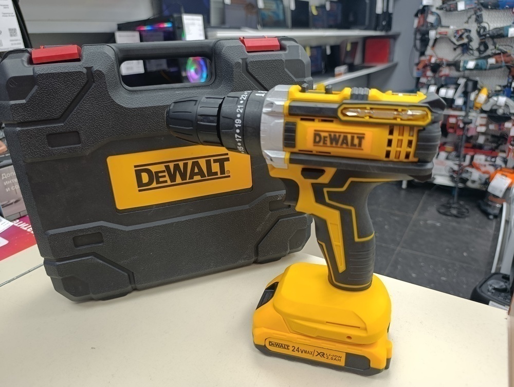 Шуруповерт Dewalt NoName