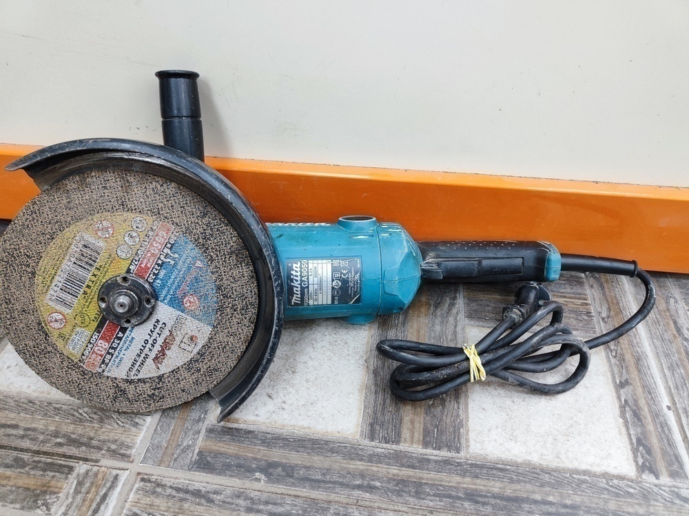 Угловая шлифмашина Makita GA9050